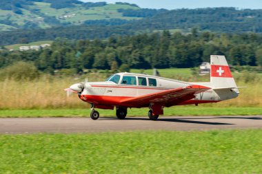Wangen-Lachen, İsviçre, 31 Ağustos 2025 HB-DEV Mooney Yöneticisi 21 M20P uçağı 26 nolu piste iniyor.