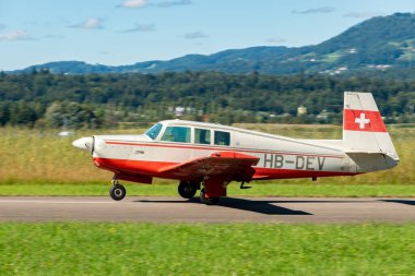 Wangen-Lachen, İsviçre, 31 Ağustos 2025 HB-DEV Mooney Yöneticisi 21 M20P uçağı 26 nolu piste iniyor.