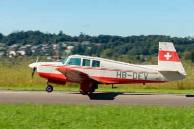 Wangen-Lachen, İsviçre, 31 Ağustos 2025 HB-DEV Mooney Yöneticisi 21 M20P uçağı 26 nolu piste iniyor.