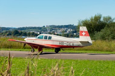 Wangen-Lachen, İsviçre, 31 Ağustos 2025 HB-DEV Mooney Yöneticisi 21 M20P uçağı 26 nolu piste iniyor.