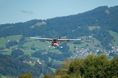 Wangen-Lachen, İsviçre, 31 Ağustos 2025 HB-CGN Reims Cessna F172P Skyhawk II uçağı 26 numaralı piste yanaşmaktadır.