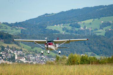 Wangen-Lachen, İsviçre, 31 Ağustos 2025 HB-CGN Reims Cessna F172P Skyhawk II uçağı 26 numaralı piste yanaşmaktadır.