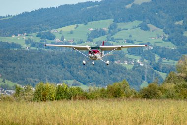 Wangen-Lachen, İsviçre, 31 Ağustos 2025 HB-CGN Reims Cessna F172P Skyhawk II uçağı 26 numaralı piste yanaşmaktadır.