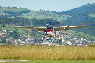 Wangen-Lachen, İsviçre, 31 Ağustos 2025 HB-CGN Reims Cessna F172P Skyhawk II uçağı 26 numaralı piste yanaşmaktadır.