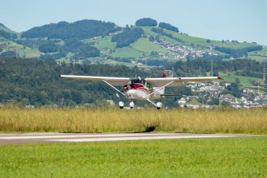 Wangen-Lachen, İsviçre, 31 Ağustos 2025 HB-CGN Reims Cessna F172P Skyhawk II uçağı 26 numaralı piste yanaşmaktadır.