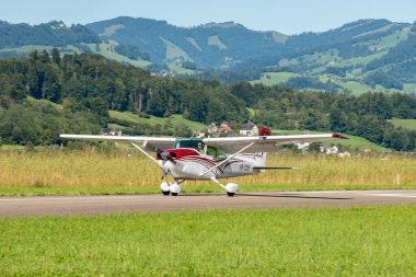 Wangen-Lachen, İsviçre, 31 Ağustos 2025 HB-CGN Reims Cessna F172P Skyhawk II uçağı 26 numaralı piste yanaşmaktadır.