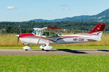 Wangen-Lachen, İsviçre, 31 Ağustos 2025 HB-CGN Reims Cessna F172P Skyhawk II uçağı 26 numaralı piste yanaşmaktadır.
