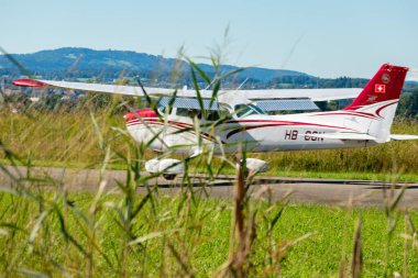 Wangen-Lachen, İsviçre, 31 Ağustos 2025 HB-CGN Reims Cessna F172P Skyhawk II uçağı 26 numaralı piste yanaşmaktadır.