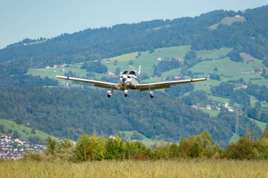 Wangen-Lachen, İsviçre, 31 Ağustos 2025 HB-PMG Piper PA-28-181 Archer II uçağı 26 numaralı piste iniyor.
