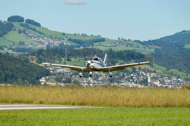 Wangen-Lachen, İsviçre, 31 Ağustos 2025 HB-PMG Piper PA-28-181 Archer II uçağı 26 numaralı piste iniyor.