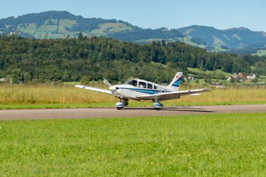 Wangen-Lachen, İsviçre, 31 Ağustos 2025 HB-PMG Piper PA-28-181 Archer II uçağı 26 numaralı piste iniyor.