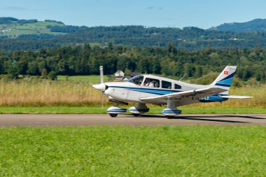 Wangen-Lachen, İsviçre, 31 Ağustos 2025 HB-PMG Piper PA-28-181 Archer II uçağı 26 numaralı piste iniyor.