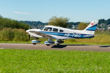 Wangen-Lachen, İsviçre, 31 Ağustos 2025 HB-PMG Piper PA-28-181 Archer II uçağı 26 numaralı piste iniyor.