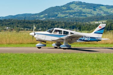 Wangen-Lachen, İsviçre, 31 Ağustos 2025 HB-PMG Piper PA-28-181 Archer II uçağı 26 numaralı piste iniyor.