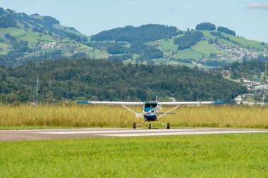 Wangen-Lachen, İsviçre, 31 Ağustos 2025 HB-CIY Cessna F152 uçağı kalkış konumuna geçiyor.