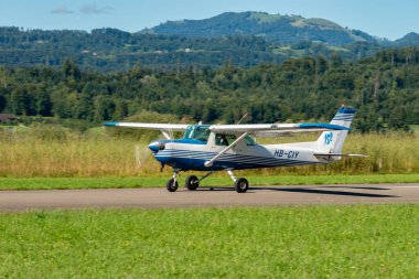 Wangen-Lachen, İsviçre, 31 Ağustos 2025 HB-CIY Cessna F152 uçağı 26 numaralı pistten kalkıyor.