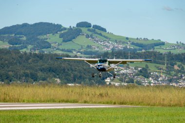 Wangen-Lachen, İsviçre, 31 Ağustos 2025 HB-CNS Reims Cessna F152 II uçağı 26 numaralı piste yanaşmaktadır.