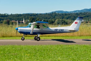 Wangen-Lachen, İsviçre, 31 Ağustos 2025 HB-CNS Reims Cessna F152 II uçağı 26 numaralı piste yanaşmaktadır.