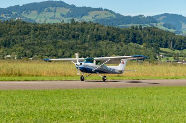 Wangen-Lachen, İsviçre, 31 Ağustos 2025 HB-CNS Reims Cessna F152 II uçağı 26 numaralı piste yanaşmaktadır.