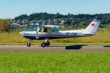 Wangen-Lachen, İsviçre, 31 Ağustos 2025 HB-CNS Reims Cessna F152 II uçağı 26 numaralı piste yanaşmaktadır.
