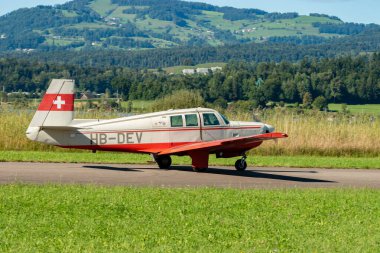 Wangen-Lachen, İsviçre, 31 Ağustos 2025 HB-DEV Mooney Yöneticisi 21 M20P uçağı kalkış konumuna geçiyor.