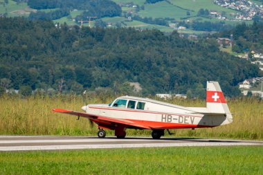 Wangen-Lachen, İsviçre, 31 Ağustos 2025 HB-DEV Mooney Yöneticisi 21 M20P uçağı kalkış konumuna geçiyor.