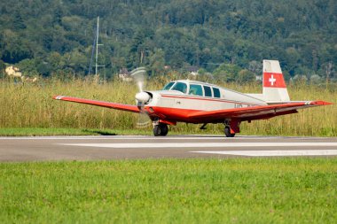 Wangen-Lachen, İsviçre, 31 Ağustos 2025 HB-DEV Mooney Yöneticisi 21 M20P uçağı 26 numaralı pistten kalkıyor.