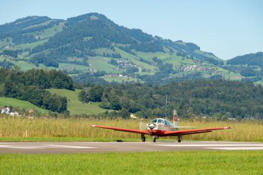 Wangen-Lachen, İsviçre, 31 Ağustos 2025 HB-DEV Mooney Yöneticisi 21 M20P uçağı 26 numaralı pistten kalkıyor.