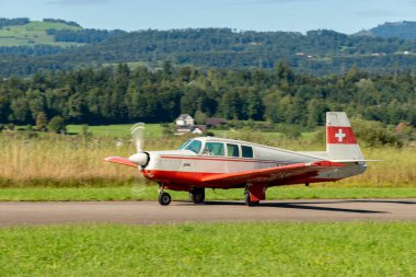 Wangen-Lachen, İsviçre, 31 Ağustos 2025 HB-DEV Mooney Yöneticisi 21 M20P uçağı 26 numaralı pistten kalkıyor.