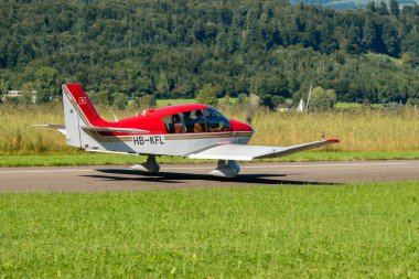 Wangen-Lachen, İsviçre, 31 Ağustos 2025 HB-KFL Robin DR400-180 uçağı kalkış pozisyonuna geçiyor.