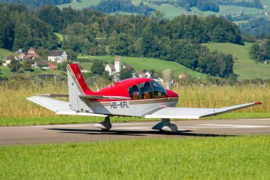 Wangen-Lachen, İsviçre, 31 Ağustos 2025 HB-KFL Robin DR400-180 uçağı kalkış pozisyonuna geçiyor.