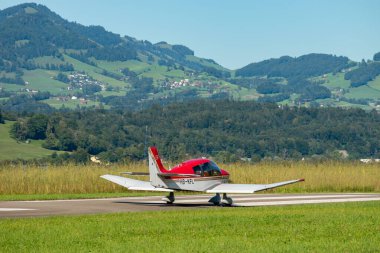 Wangen-Lachen, İsviçre, 31 Ağustos 2025 HB-KFL Robin DR400-180 uçağı kalkış pozisyonuna geçiyor.