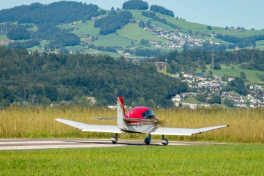 Wangen-Lachen, İsviçre, 31 Ağustos 2025 HB-KFL Robin DR400-180 uçağı kalkış pozisyonuna geçiyor.