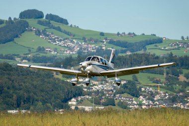 Wangen-Lachen, İsviçre, 31 Ağustos 2025 HB-PMG Piper PA-28-181 Archer II uçağı 26 numaralı piste iniyor.