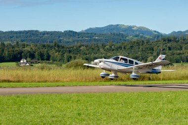 Wangen-Lachen, İsviçre, 31 Ağustos 2025 HB-PMG Piper PA-28-181 Archer II uçağı 26 numaralı piste iniyor.