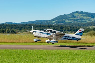 Wangen-Lachen, İsviçre, 31 Ağustos 2025 HB-PMG Piper PA-28-181 Archer II uçağı 26 numaralı piste iniyor.