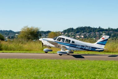 Wangen-Lachen, İsviçre, 31 Ağustos 2025 HB-PMG Piper PA-28-181 Archer II uçağı 26 numaralı piste iniyor.