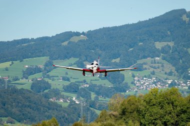 Wangen-Lachen, İsviçre, 31 Ağustos 2025 HB-DIC Mooney M20P uçağı 26 numaralı piste yanaşıyor.