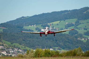 Wangen-Lachen, İsviçre, 31 Ağustos 2025 HB-DIC Mooney M20P uçağı 26 numaralı piste yanaşıyor.