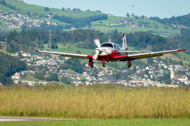 Wangen-Lachen, İsviçre, 31 Ağustos 2025 HB-DIC Mooney M20P uçağı 26 numaralı piste yanaşıyor.