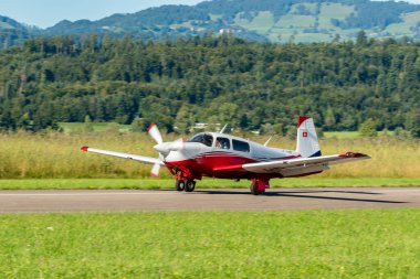 Wangen-Lachen, İsviçre, 31 Ağustos 2025 HB-DIC Mooney M20P uçağı 26 numaralı piste yanaşıyor.
