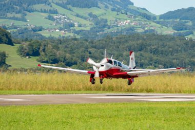 Wangen-Lachen, İsviçre, 31 Ağustos 2025 HB-DIC Mooney M20P uçağı 26 numaralı piste yanaşıyor.