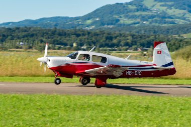Wangen-Lachen, İsviçre, 31 Ağustos 2025 HB-DIC Mooney M20P uçağı 26 numaralı piste yanaşıyor.