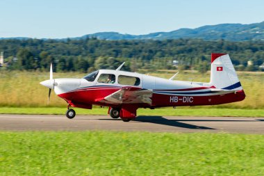 Wangen-Lachen, İsviçre, 31 Ağustos 2025 HB-DIC Mooney M20P uçağı 26 numaralı piste yanaşıyor.