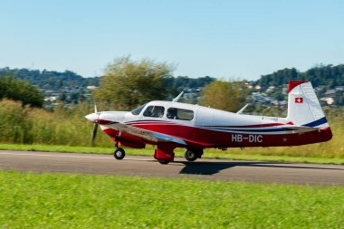 Wangen-Lachen, İsviçre, 31 Ağustos 2025 HB-DIC Mooney M20P uçağı 26 numaralı piste yanaşıyor.