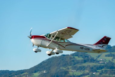 Wangen-Lachen, İsviçre, 31 Ağustos 2025 HB-CGN Reims Cessna F172P Skyhawk II uçağı 26 nolu pistten kalkıyor.