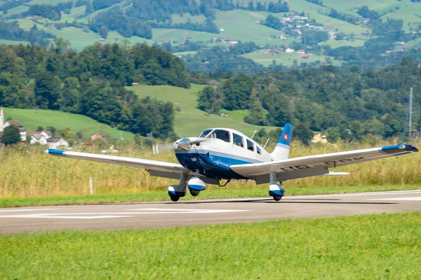 Wangen-Lachen, İsviçre, 31 Ağustos 2025 HB-PPK Piper PA-28-181 Archer III uçağı 26 numaralı piste iniyor.