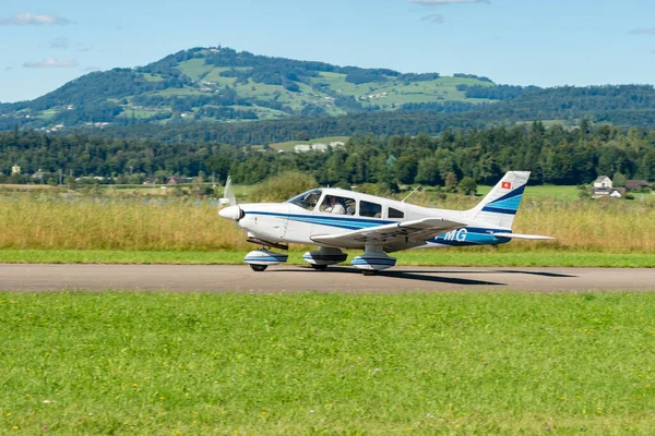 Wangen-Lachen, İsviçre, 31 Ağustos 2025 HB-PMG Piper PA-28-181 Archer II uçağı 26 numaralı pistten kalkıyor.