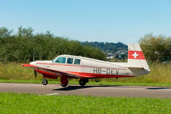 Wangen-Lachen, İsviçre, 31 Ağustos 2025 HB-DEV Mooney Yöneticisi 21 M20P uçağı 26 nolu piste iniyor.