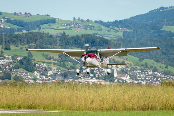 Wangen-Lachen, İsviçre, 31 Ağustos 2025 HB-CGN Reims Cessna F172P Skyhawk II uçağı 26 numaralı piste yanaşmaktadır.